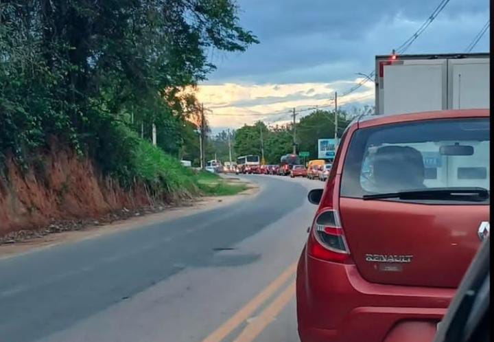 Incêndio no Monte Serrat para trânsito na Nelson Gulla